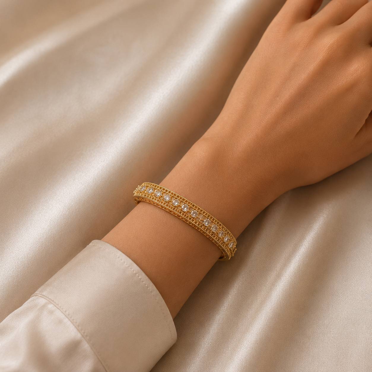 Pearl Elegance Bangle – Gold