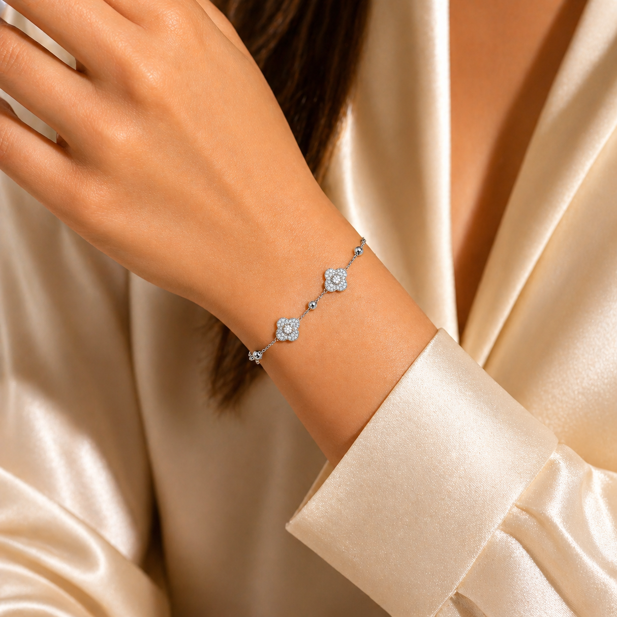 Silver Clover Bracelet – Elegant Minimal Sparkle