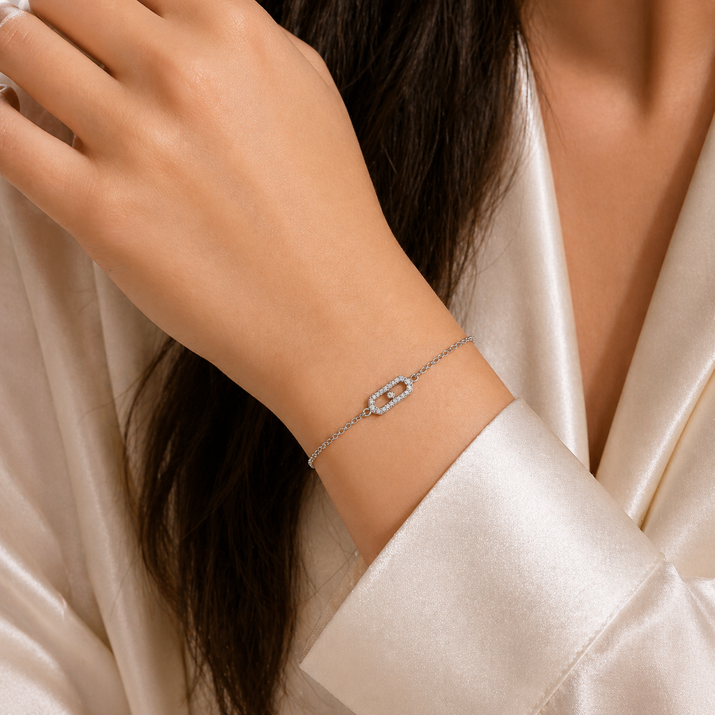 Silver Minimal Bracelet – Elegant Center Detail