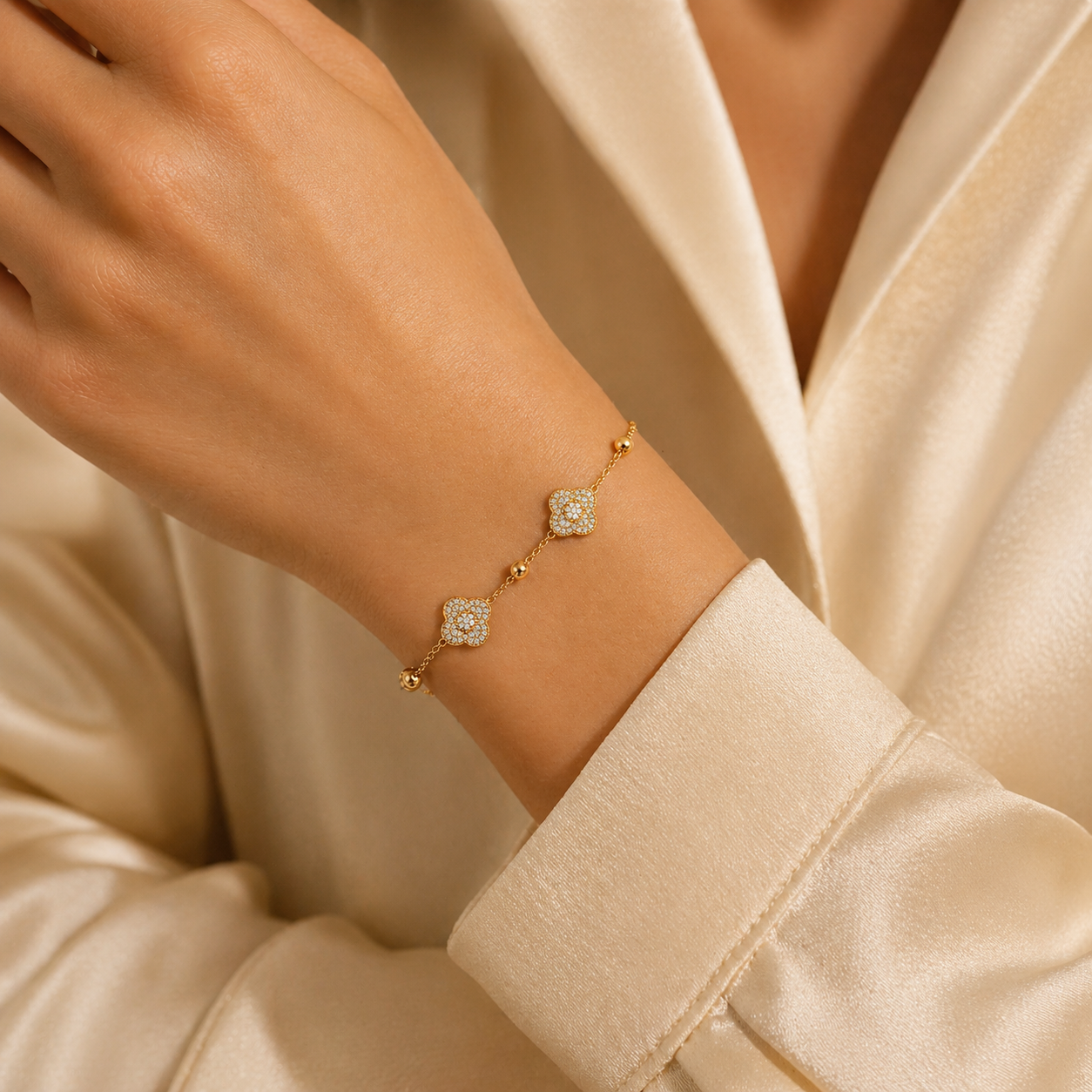 Gold Clover Bracelet – Elegant Sparkle Design